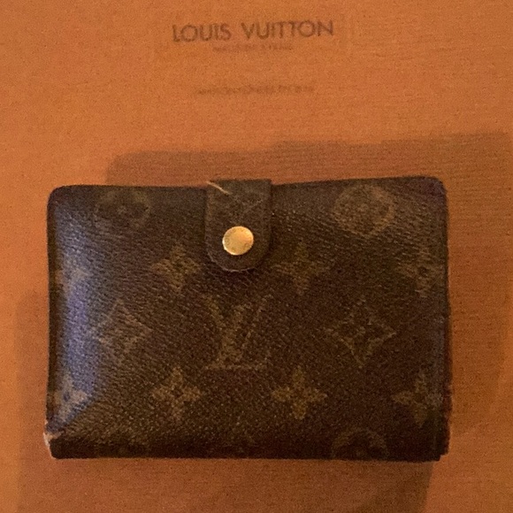 Vintage authentic Louis Vuitton bifold/ snap & button closure wallet. - Picture 2 of 14